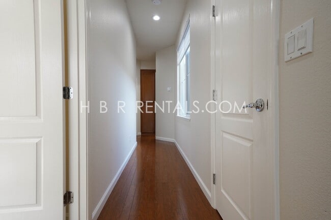 Building Photo - Wicklund Village: Charming 4-Bed Single St...