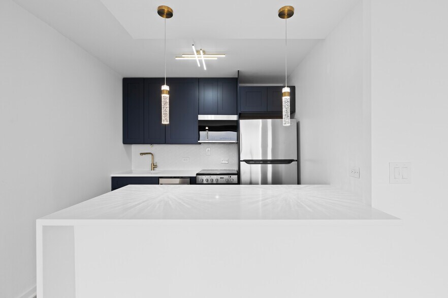 Building Photo - 4343 N Clarendon Ave