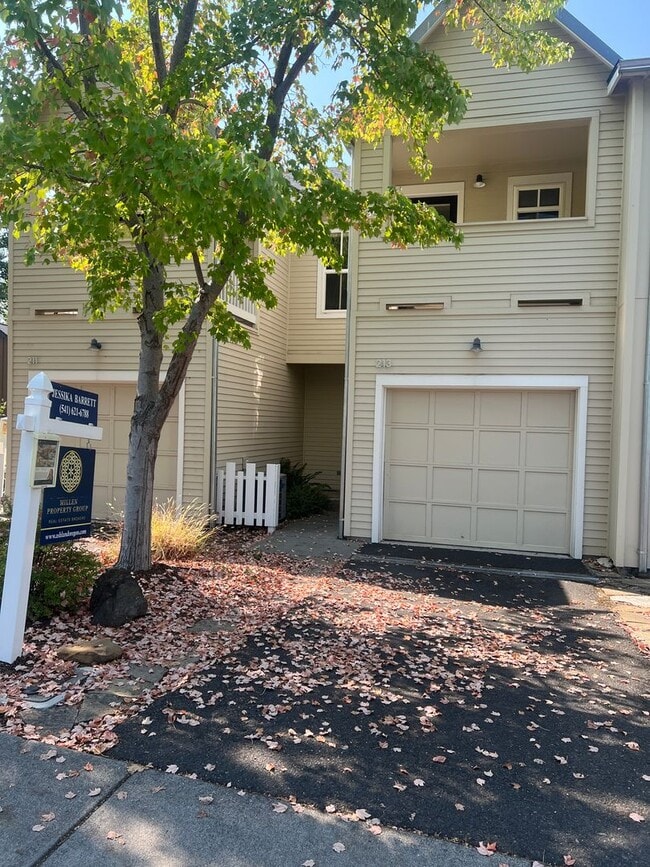 Building Photo - Stunning 2-Bedroom, 2.5-Bath Townhouse!