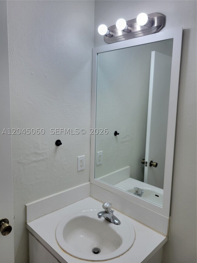 Building Photo - 618 SW 106th Ave