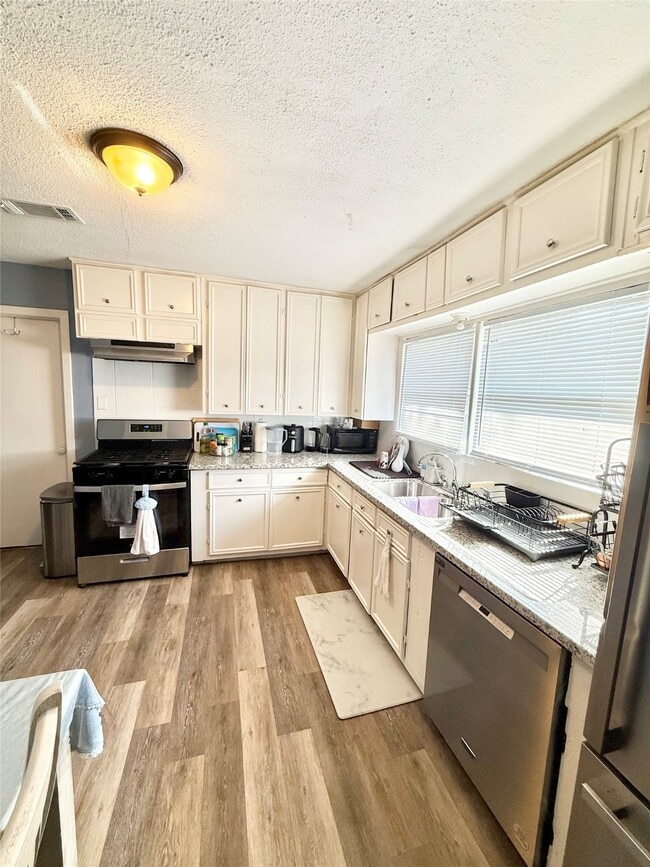 Building Photo - 521 Cypress Dr