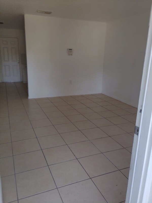 Building Photo - 1729 Birchwood Cir