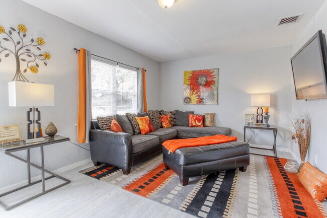 Building Photo - Beautifully Remodeled 3BR Duplex Near Parks, Schools & New Rec Center — Utilities Included. Secti...