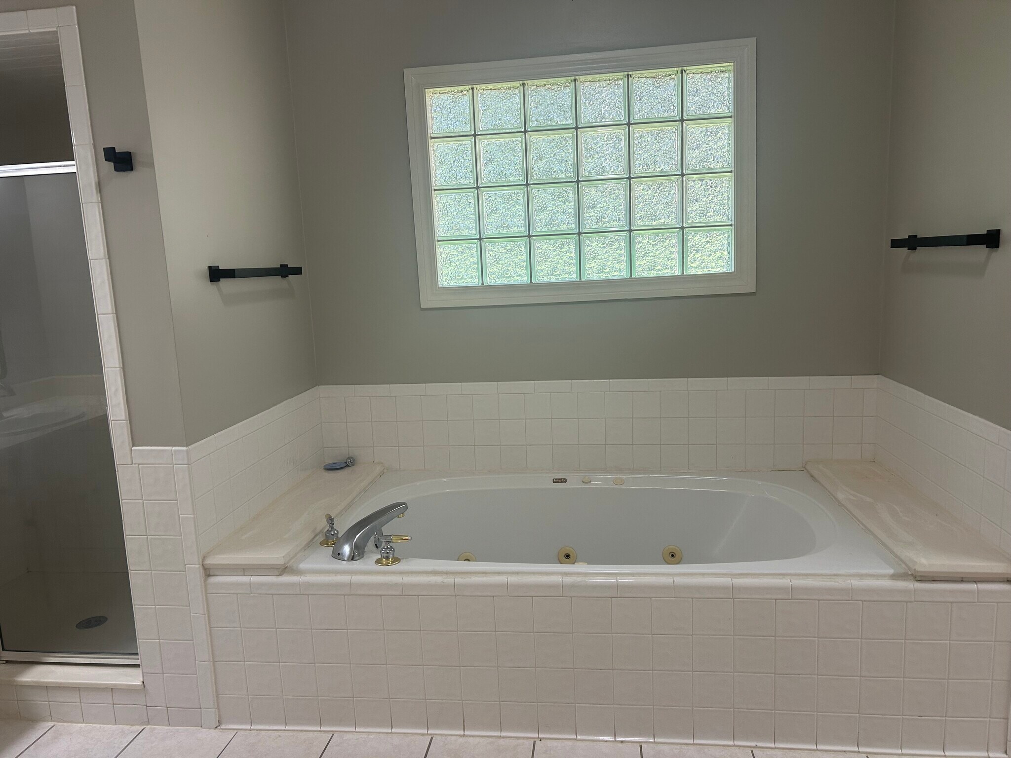 Main Bath - 8709 Canopy Oaks Dr