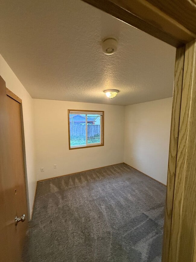 Building Photo - Updated, Its a must see........ 3 bedroom, 2 bath