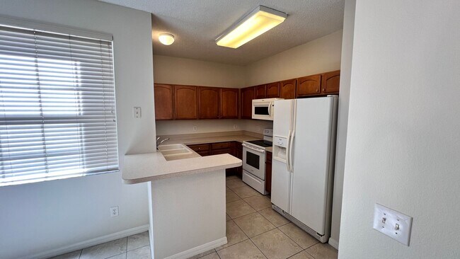 Building Photo - Upgraded Avalon Park 3 Bed/2.5 Bath Townhome!