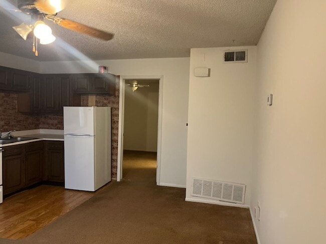Building Photo - Location is everything! 1 bed 1 bath Bentonville