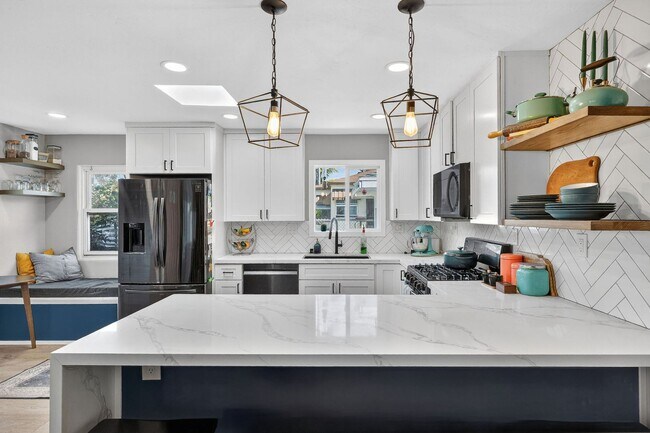 Building Photo - Beautiful 2 bedroom single family home available in Sunset Cliffs!