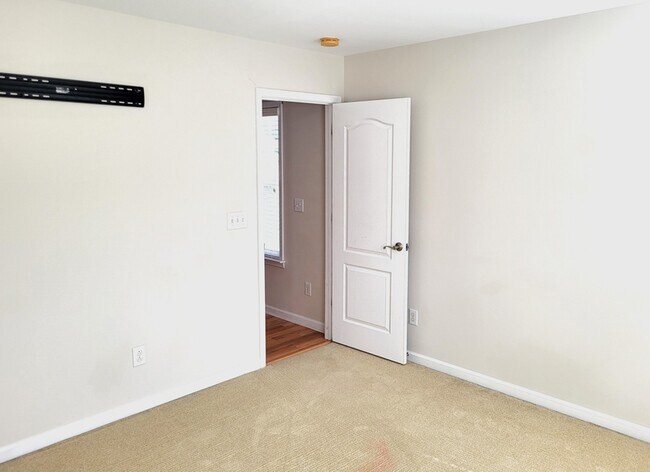 Building Photo - 105 Clubhouse Dr