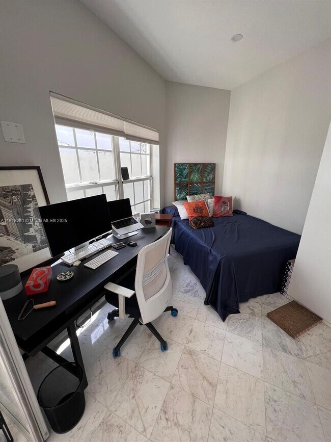 Building Photo - 3070 Allamanda St