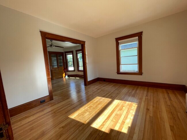 Building Photo - 301 Ash St