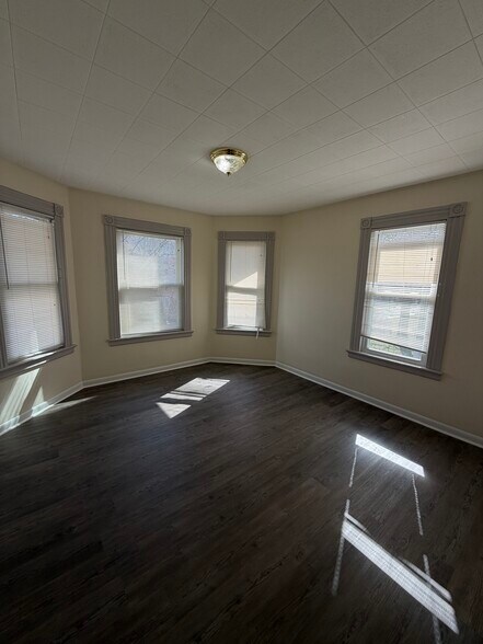 Building Photo - 123 High St