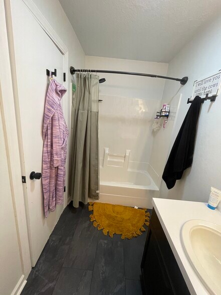 Building Photo - 13565 140th Ave