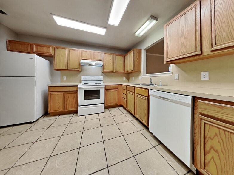 Building Photo - 522 N Brentwood Ave