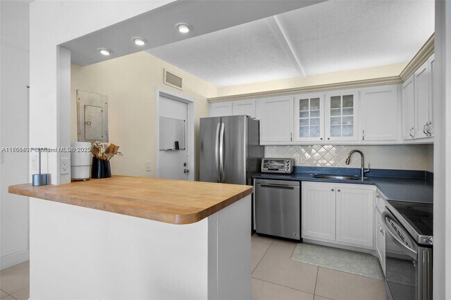 Building Photo - 2201 S Ocean Dr