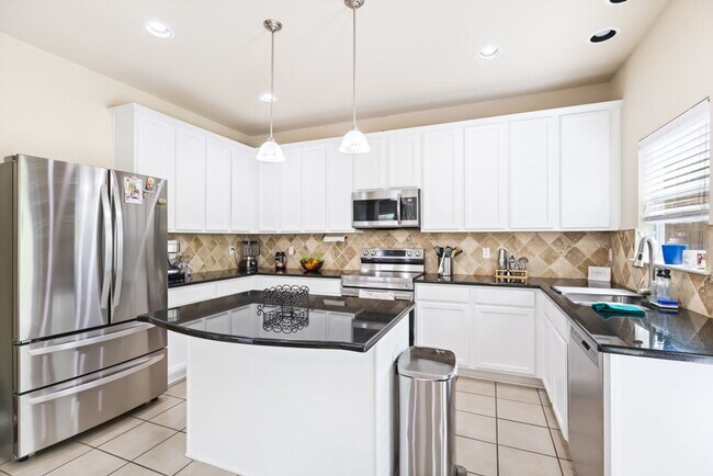 Building Photo - Charming Home Awaits: Spacious & Modern Living in a Prime Location