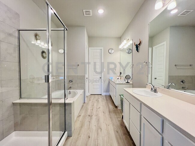 Building Photo - Immaculate 2-Story 5/3.5/2 in Desirable Ch...