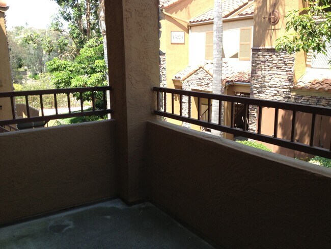 Building Photo - RB Luxury 2 Br Townhome 2 car spots Laundry $3190 TEXT 760-715-5861