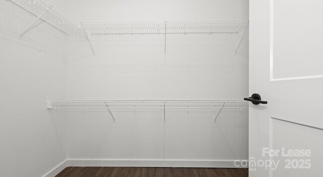 Building Photo - 515 Royal Ct