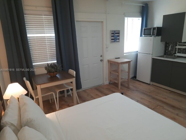 Building Photo - 709 NE 2nd Ct