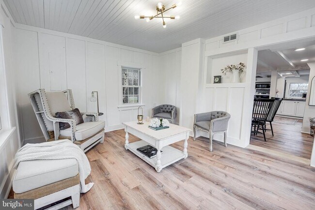 Building Photo - 102 N Rogers St