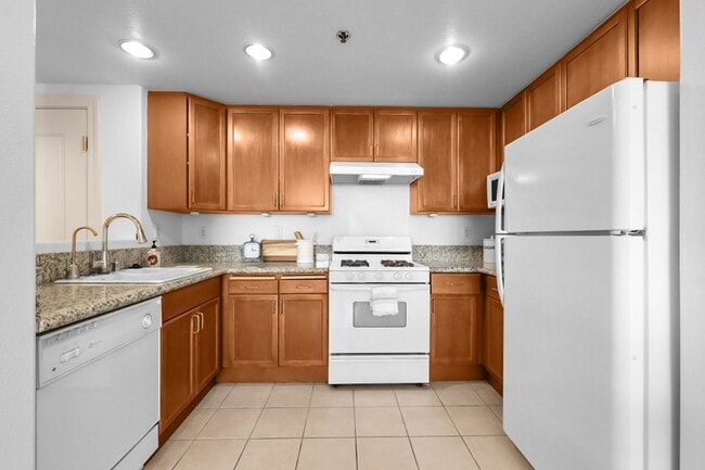 Building Photo - Luxurious Modern Condo in Alhambra
