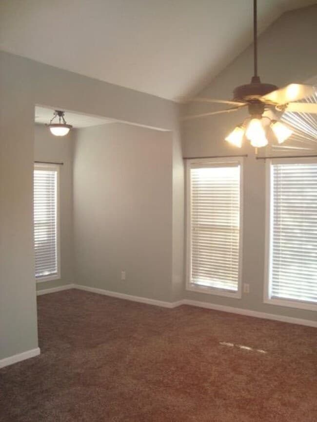 Building Photo - Ready to Rent!