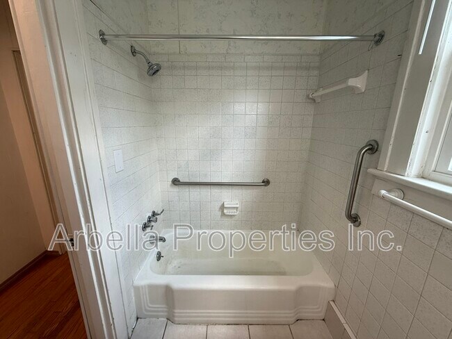 Building Photo - 703 E Unaka Ave