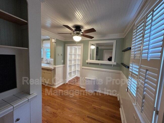 Building Photo - 2461 Lyndhurst Ave