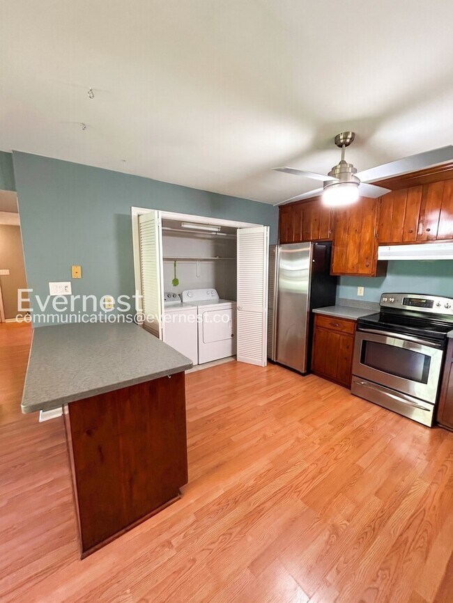 Building Photo - 3 Bed/1.5 Bath Home with Fenced Yard / Available Now!