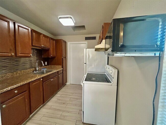 Building Photo - 21969 Beverly Ave