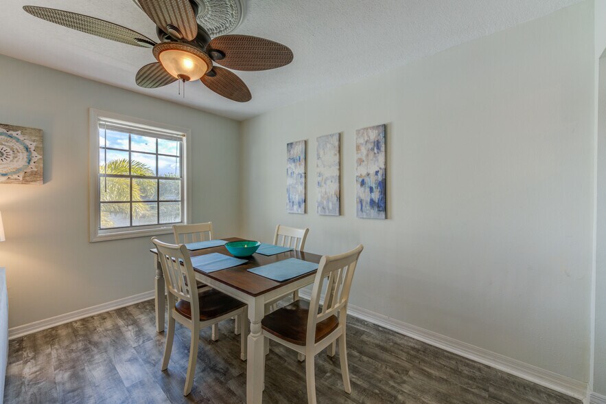 Dining area - 122 Pompano Dr SE
