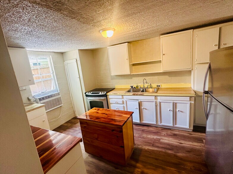 Building Photo - 305 Wigley St