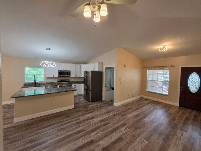 Building Photo - Beautiful 3 Bedroom 2 Bathroom Daytona Beach Home