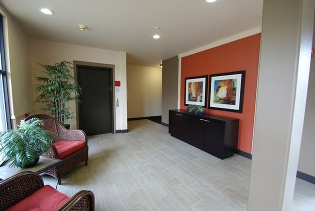 Building Photo - 4902 Aurora Ave N