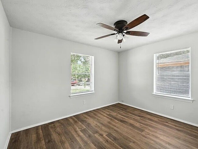 Building Photo - 117 Yorkshire Dr