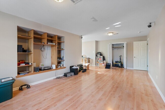 Building Photo - 7 Oak Tree Cir