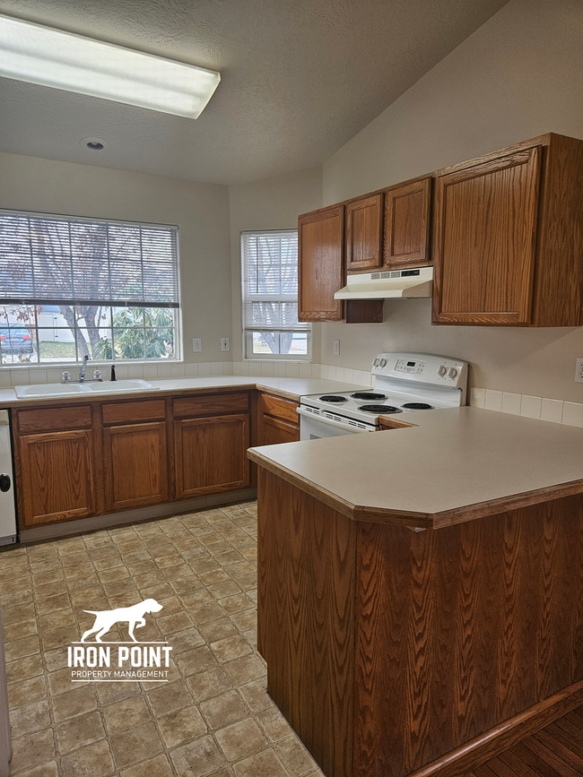 Building Photo - Candlestick Park Sub-3bed/2bath w/2 car ga...