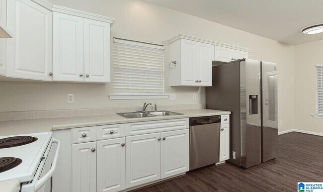 Building Photo - 115 Charlton Ln