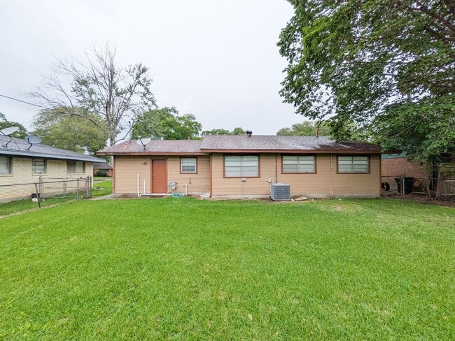 Building Photo - 9225 Shepherd Dr