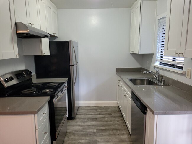 Building Photo - 10162 Alpine Dr