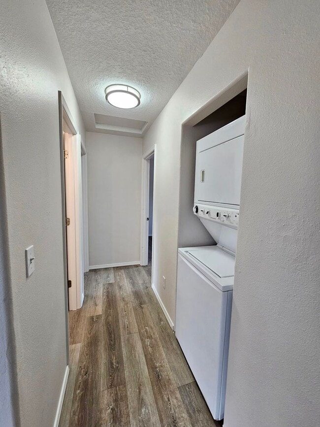 Building Photo - 14553 SE Lone Pine Dr