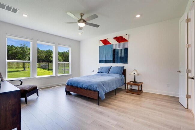 Building Photo - 916 Pear Tree Ln
