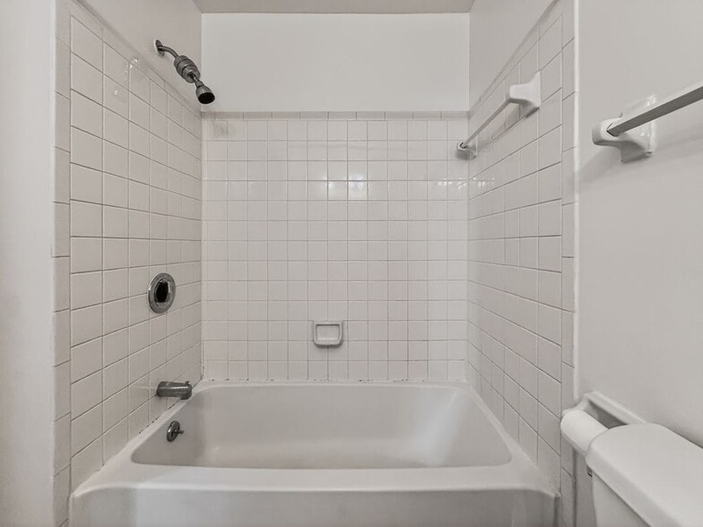 Building Photo - 602 Kenwick Cir