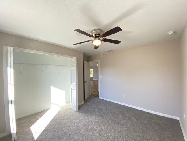 Building Photo - Custom Home - Desirable SW Ocala Neighborhood 3/2/2 **Won't Last**