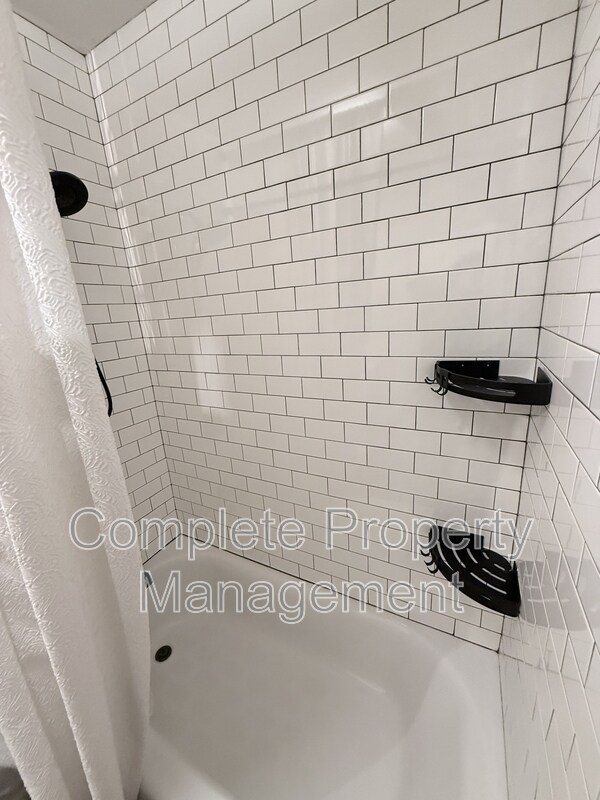Building Photo - 3153 Woodhaven Dr