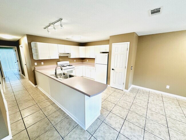 Building Photo - 622 Woodsman Dr