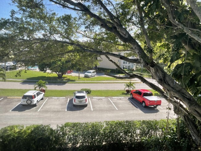 Building Photo - 705 Lori Dr