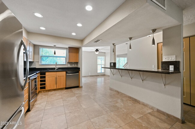 Building Photo - 1022 W Estrella Dr