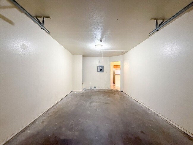 Building Photo - 4202 Jeff Scott Dr
